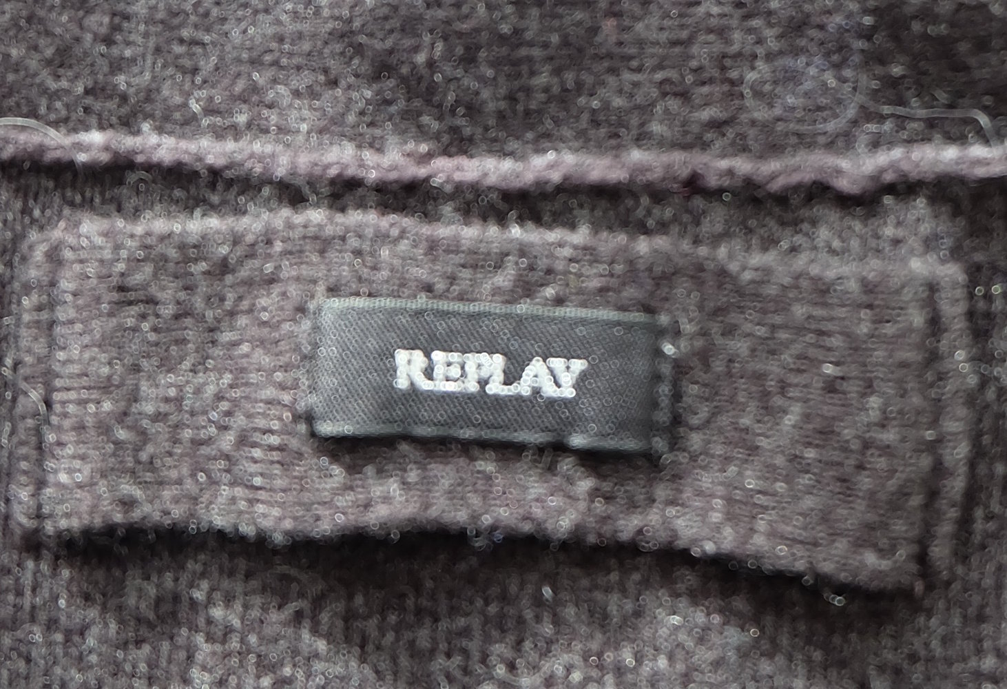 Strickweste Cardigan Plunder anthrazit mit glitzernden Palletten im Dekolleté