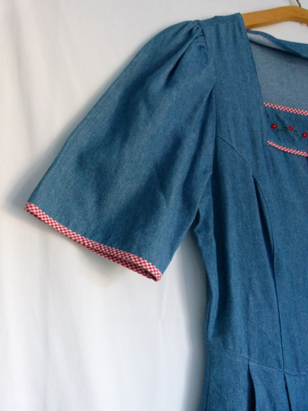 Jeanskleid Trachten Kleid, blau mit Blümchen Stickerei, Folklore Boho Mori Landhaus Hippie Floral Retro Vintage Cottagecore