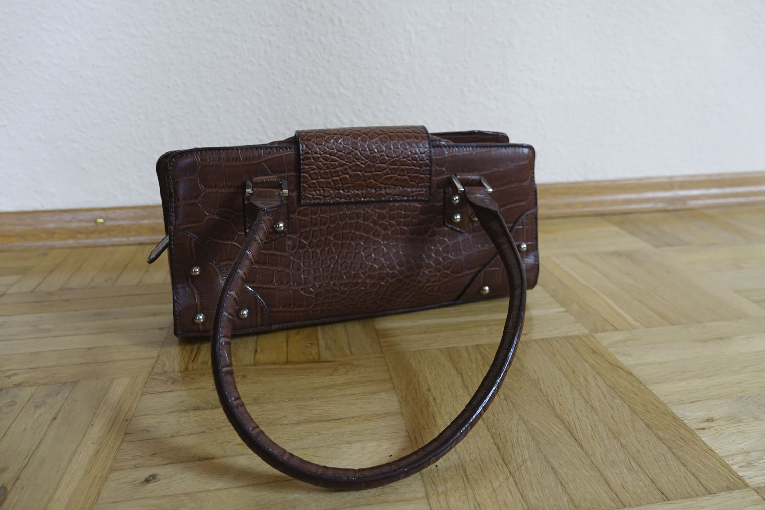 Schicke braune Handtasche im Kroko-Look