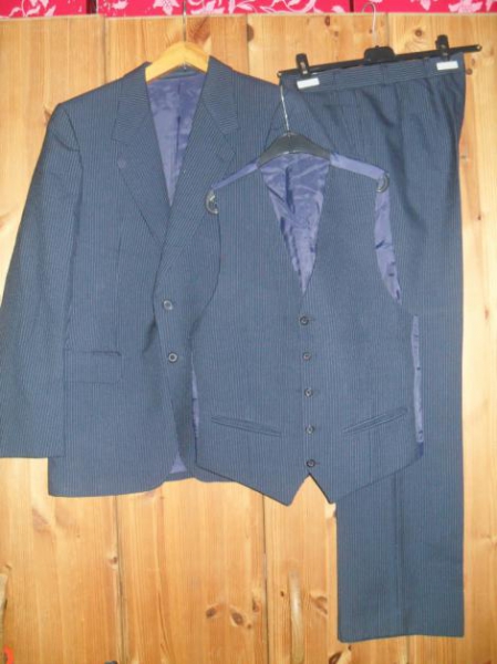 dunkelblauer Dreiteiler