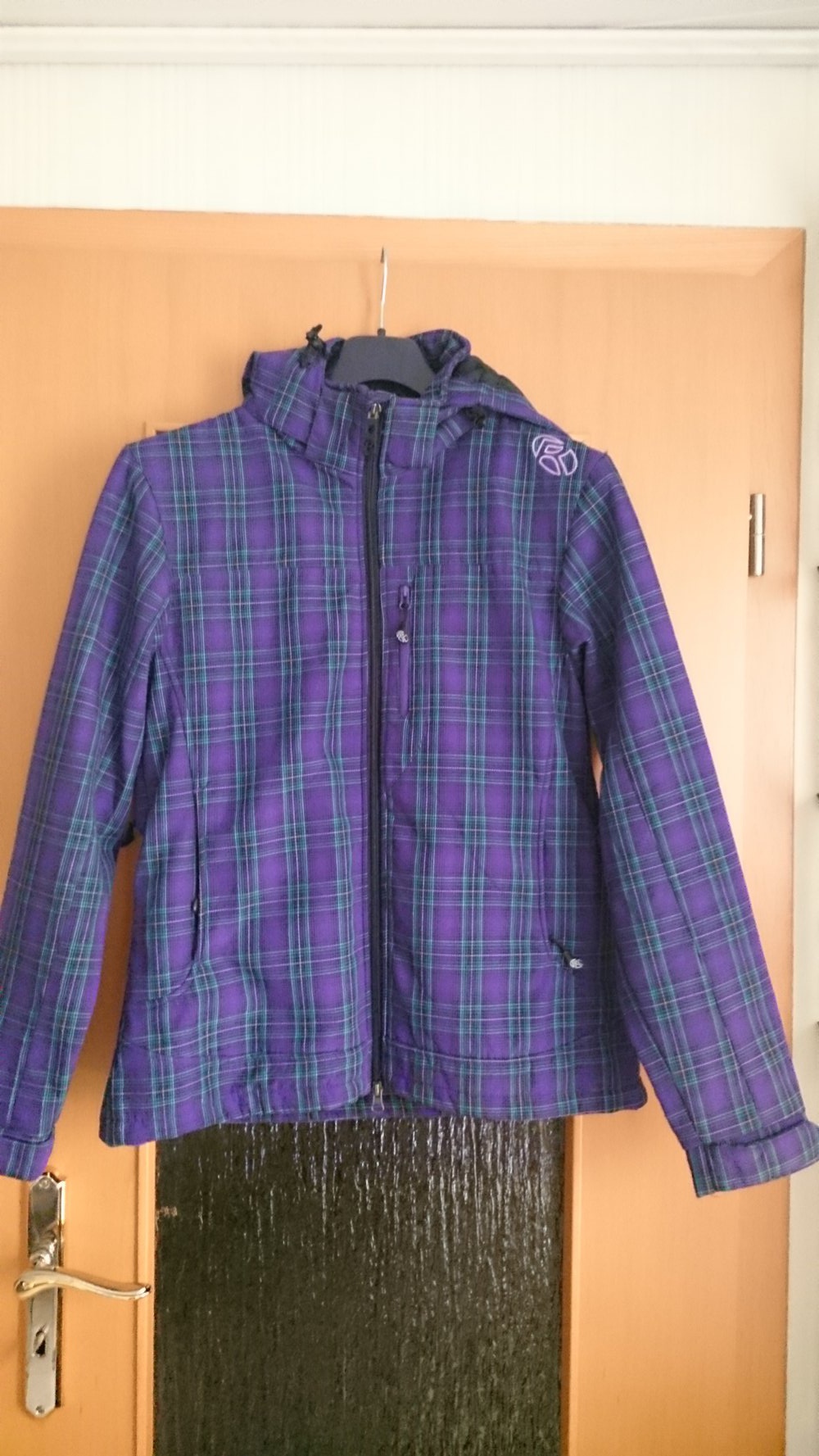 lila Winterjacke