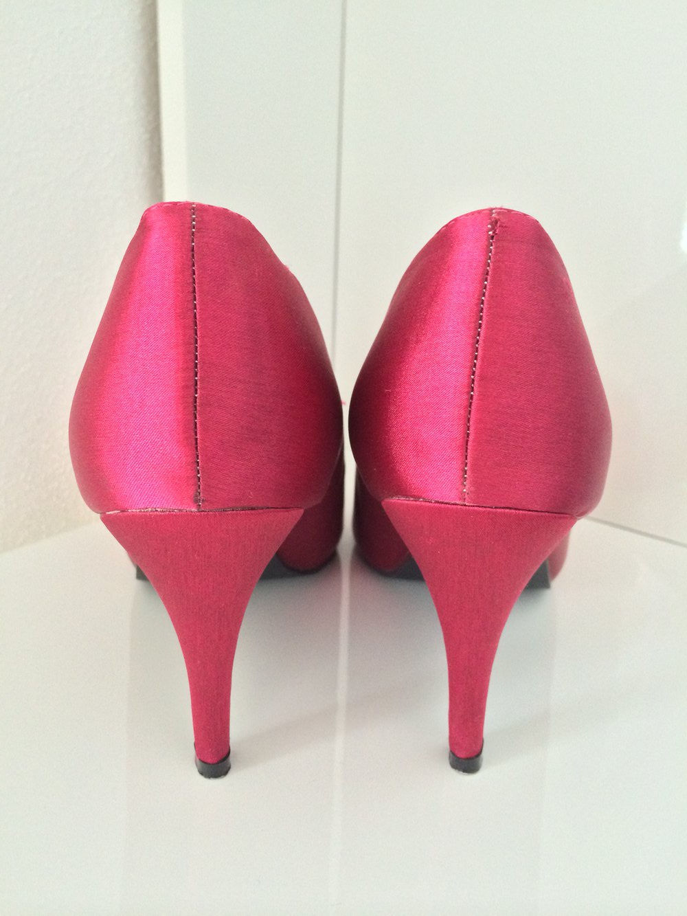 beerefarbene Satin-Peeptoes mit Zierblume