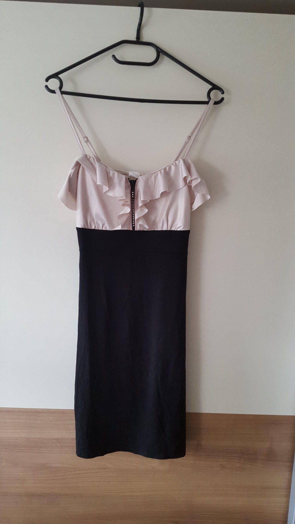 Schönes schwarz-cremefarbenes Kleid