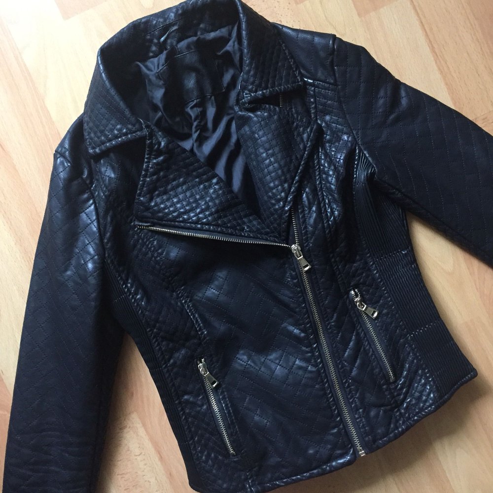 Schwarze Lederjacke mit goldenen Reißverschlüssen 
