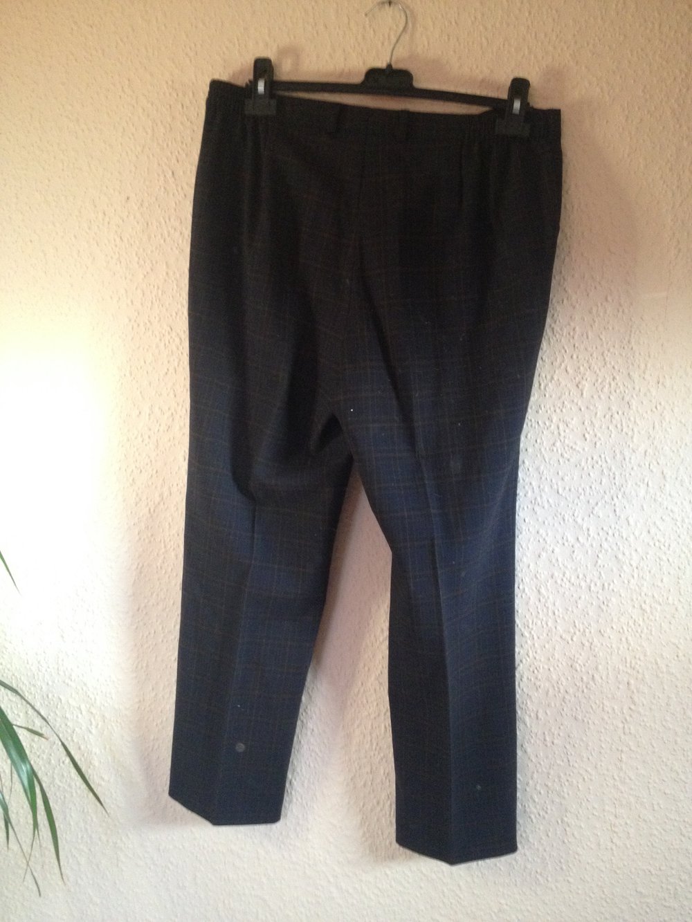 TONI dunkelkarierte Hose
