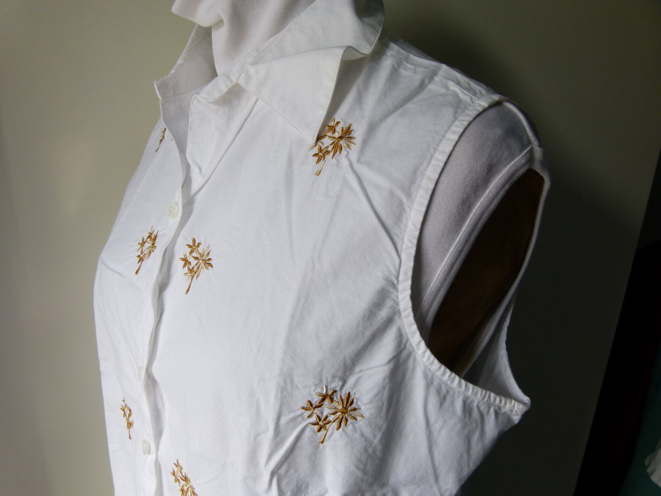 Ärmellose Bluse mit Blumen- Stickerei, weiß braun khaki, Boho Mori Landleben Goa Festival Sommer