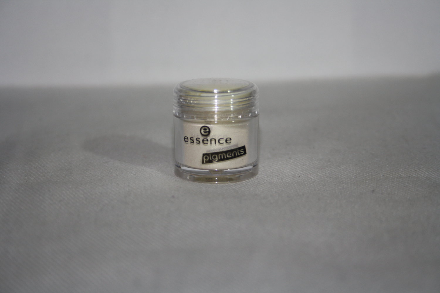 * essence pigments Pigment 09 be my brightsmaid