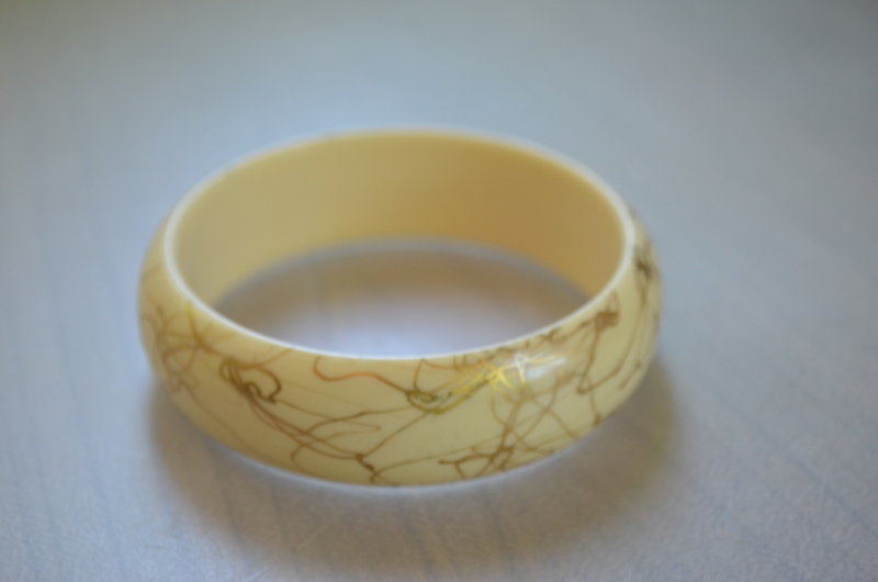 Beiger Armreif