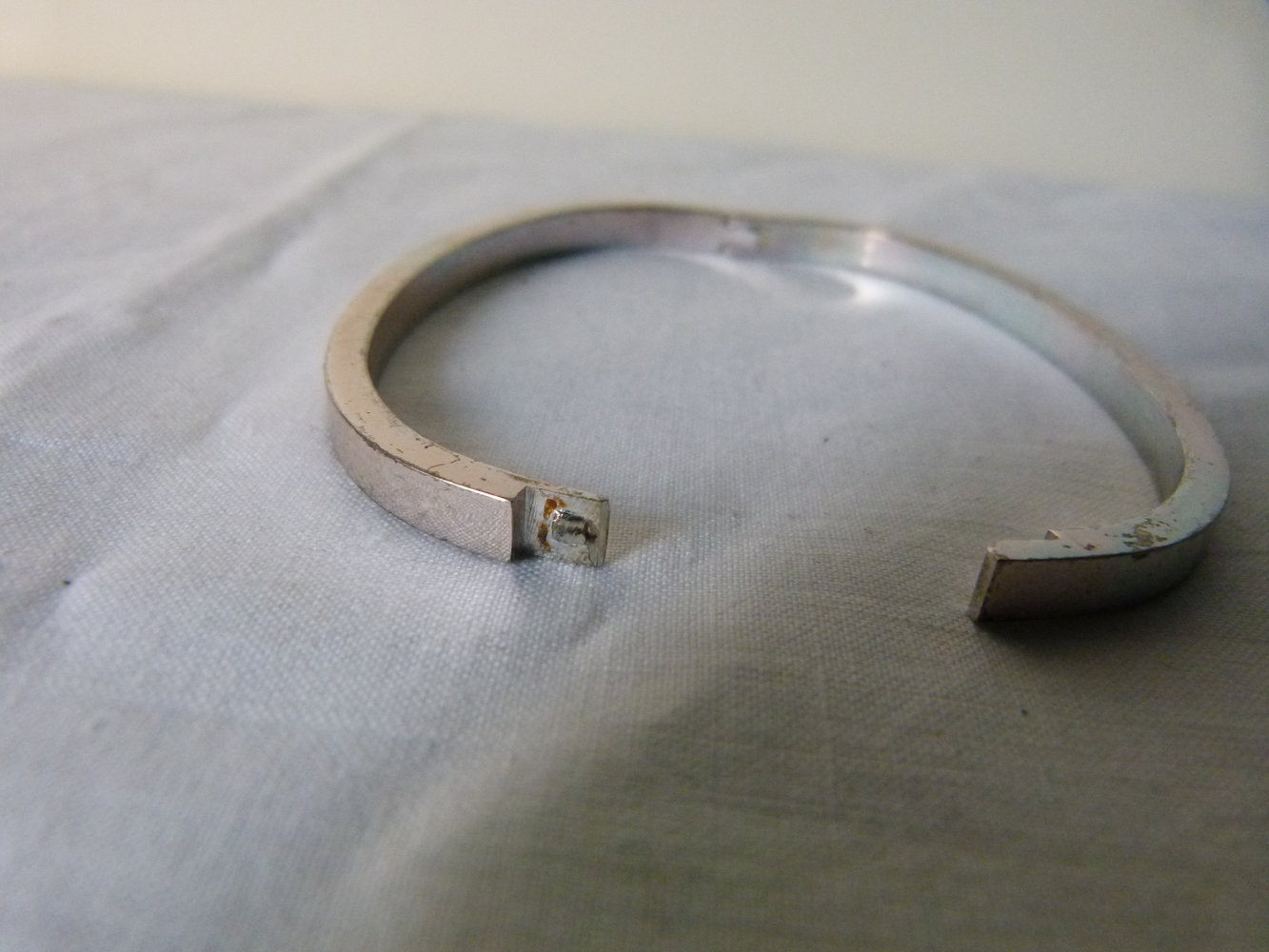 Klapp Armreif aus Metall, silberfarben, schwere Qualität, Modeschmuck Vintage 80er