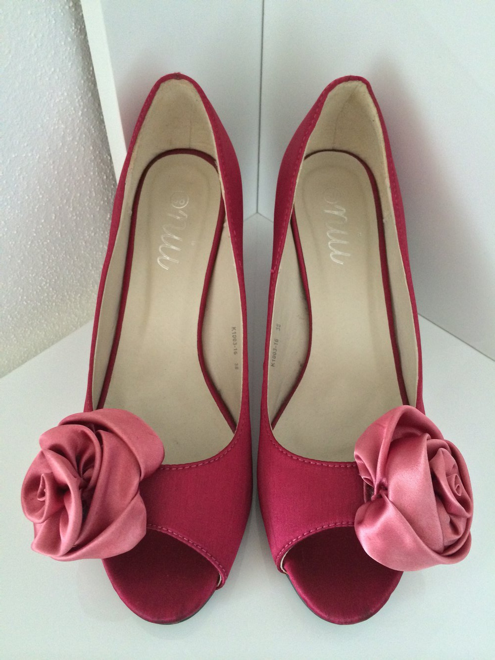 beerefarbene Satin-Peeptoes mit Zierblume