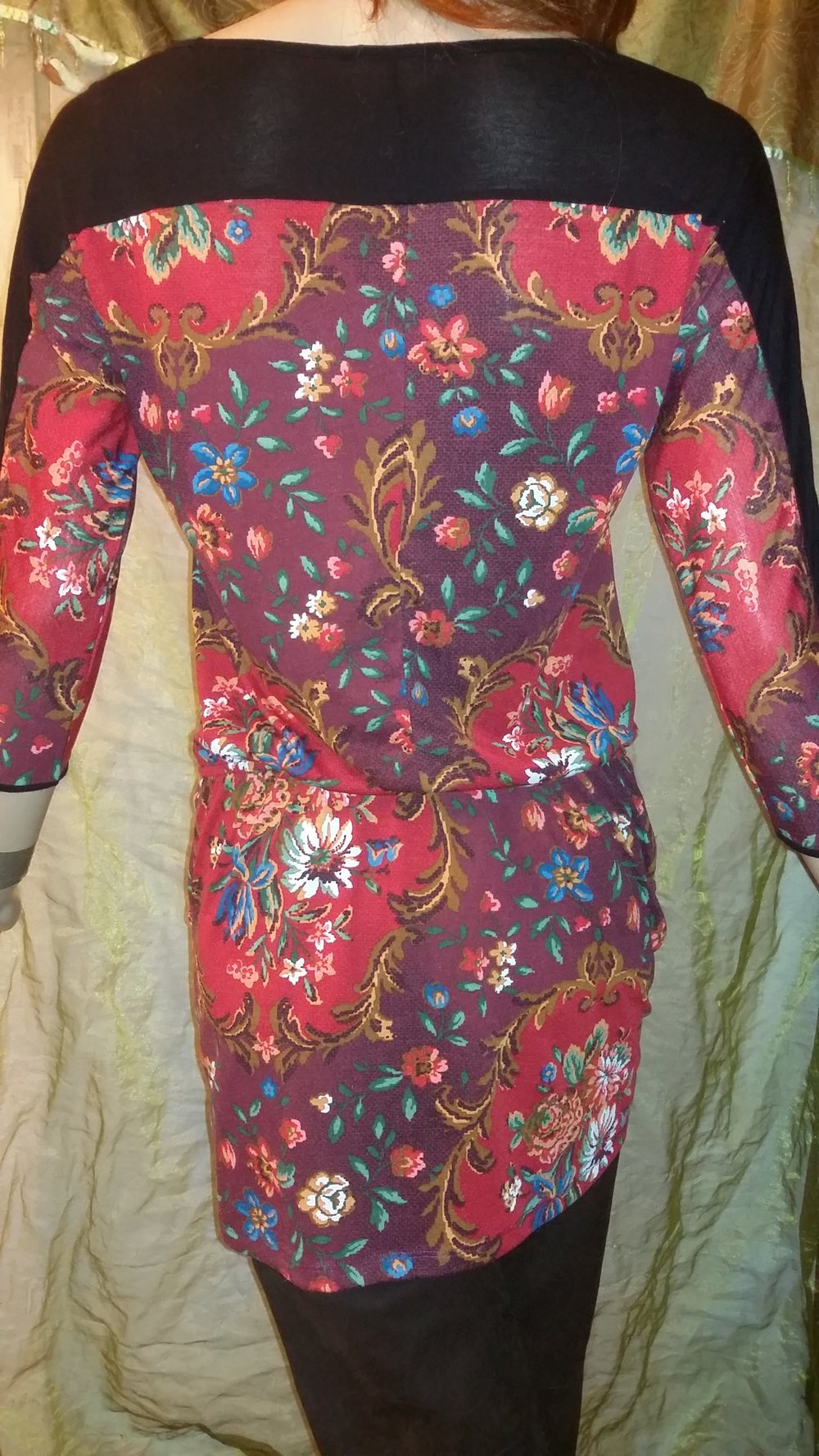 Florales Long-Shirt mit Folkloremuster in schönen kräftigen Farben 