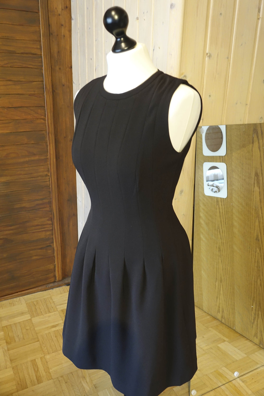 Schwarzes Kleid mit Faltenwurf NEU mit Etikett