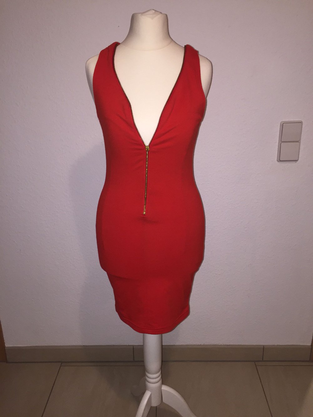 Rotes Enges Kleid 