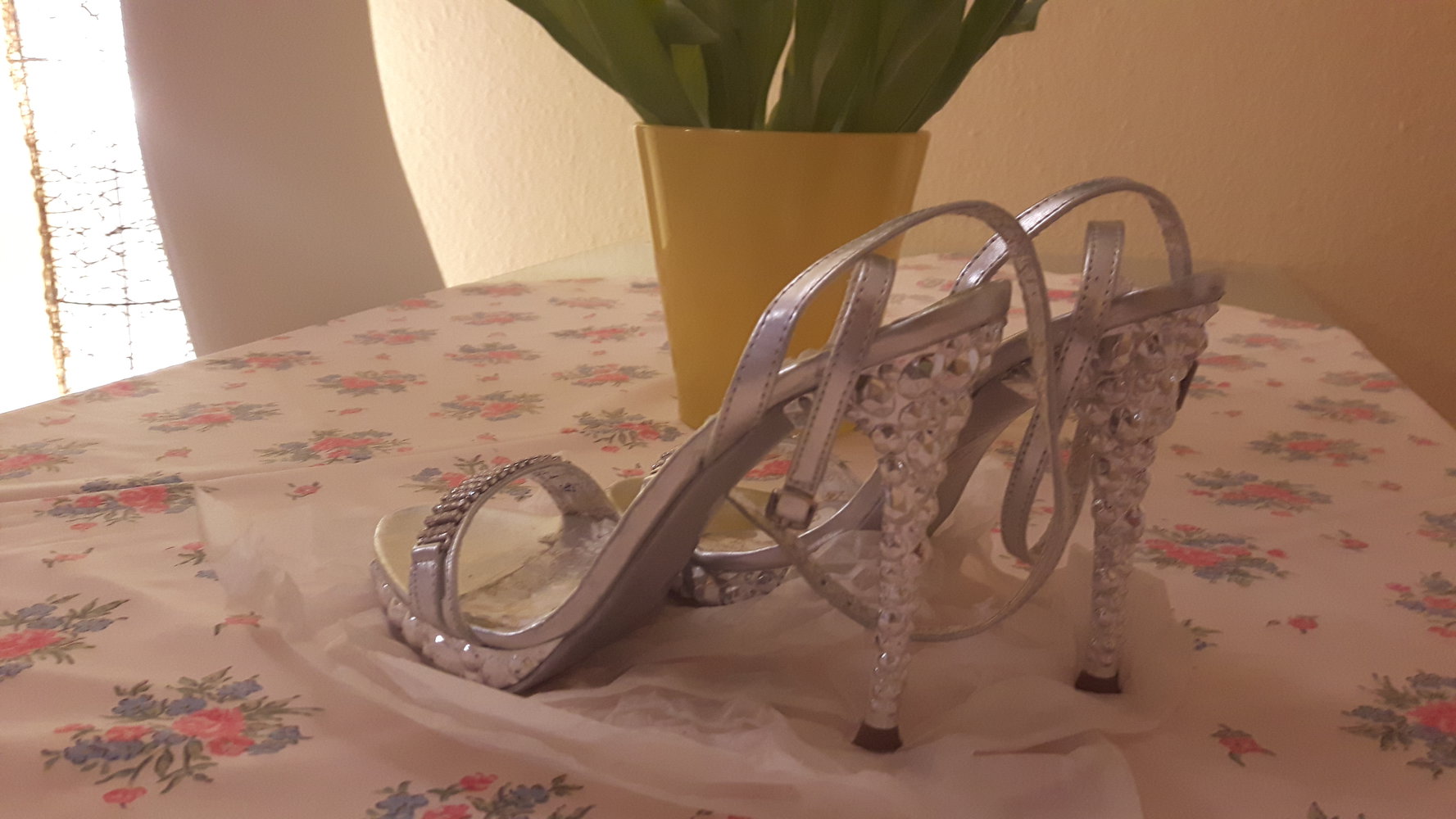Riemchen Sandaletten in Silber, mit vielen Glitzersteinen, Schnäppchen!! / jumelles 
