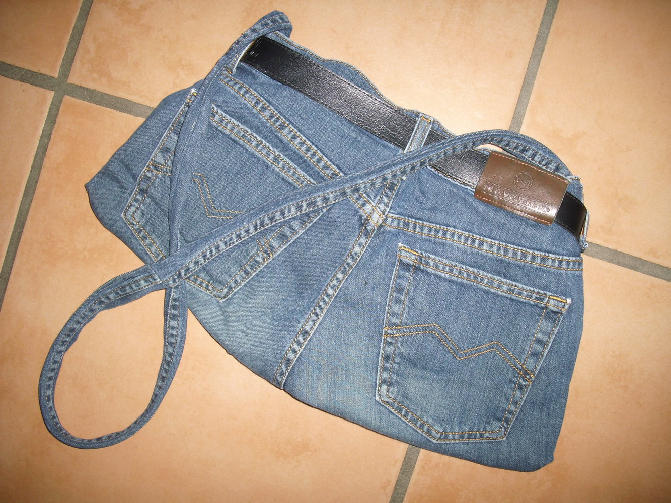 Unikat! Jeanstasche, Beutel mit Gürtel, DIY, Einzelstück Umhängetasche Ledergürtel, Tasche mit Accessoire wandelbar u Creativ
