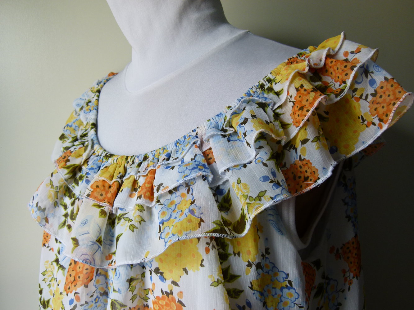 Carmen Shirt Tunika Long Bluse, weiß mit Blumenmuster, Mori Floral Boho Sommer Strand Romantik Elfen