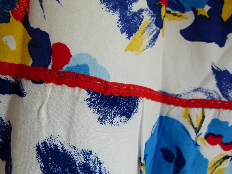 Knielanger Rock in weiß mit blau rot gelben Blumenmuster, Boho Sommer Mori Retro Vintage Floral Landleben