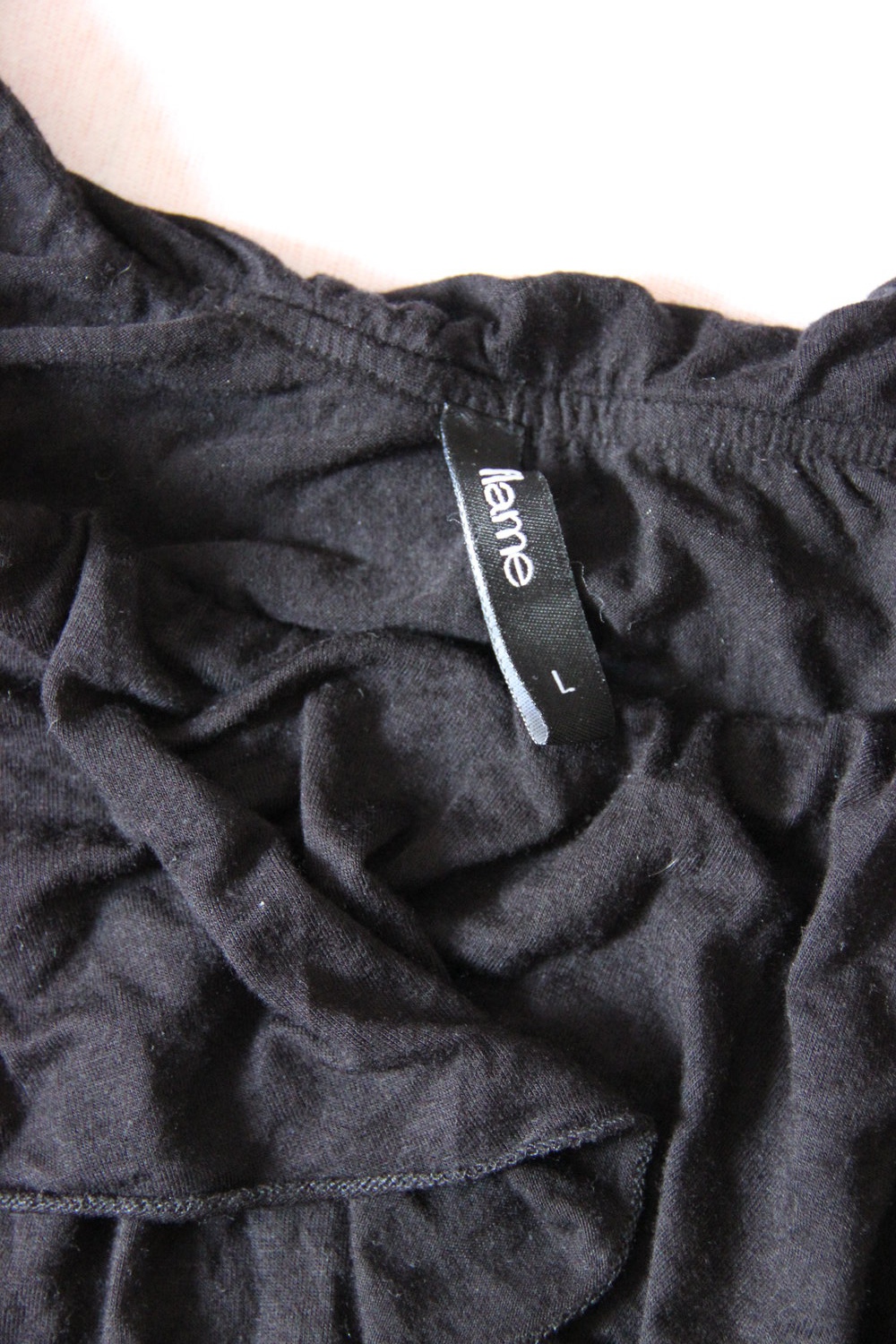 Schwarzes, schulterfreies Kleid