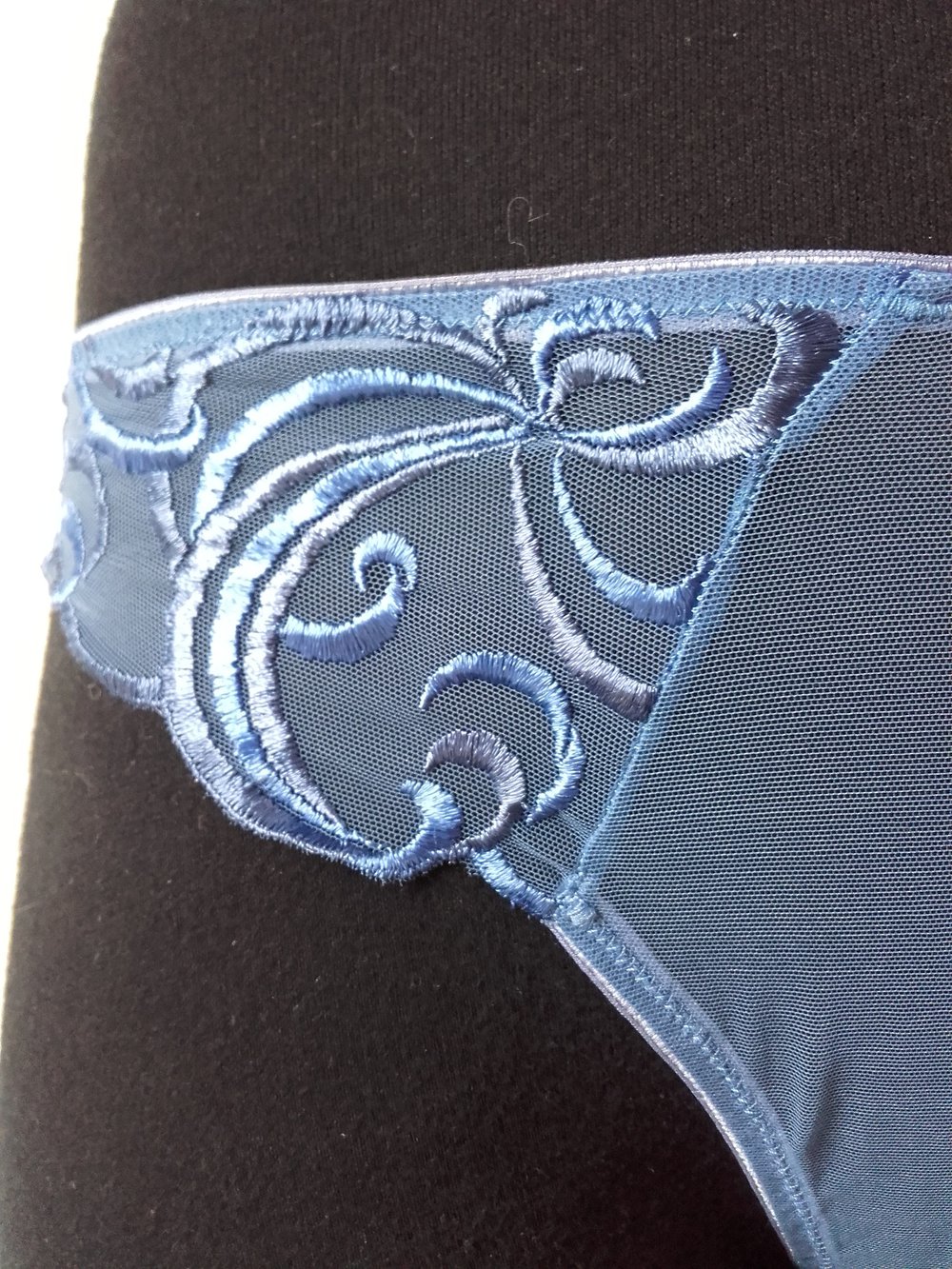 Ambortetti blaues Set aus BH 70B und durchsichtigem Tanga in 38
