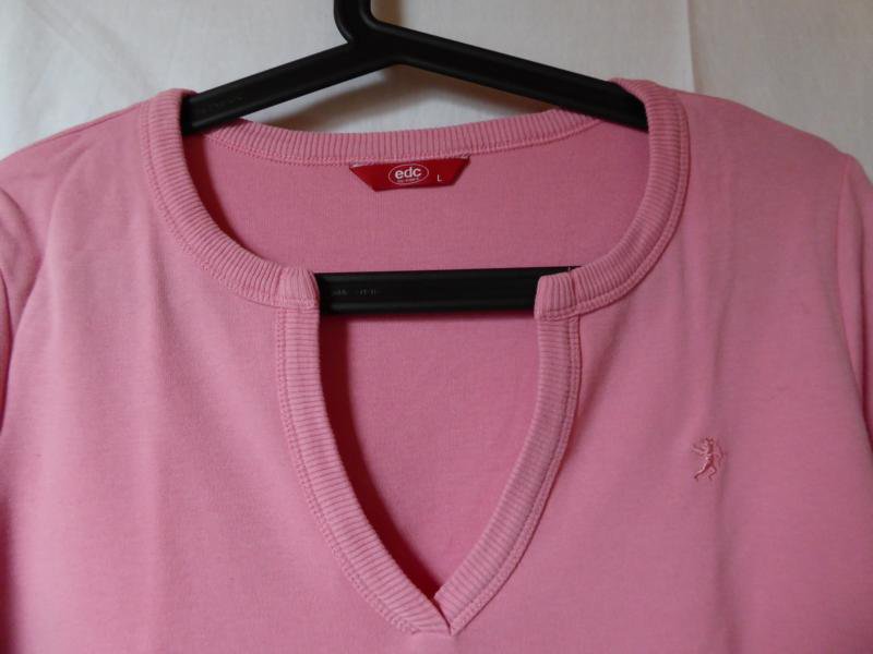 Rosafarbener Pullover mit besonderem V-Ausschnitt von edc