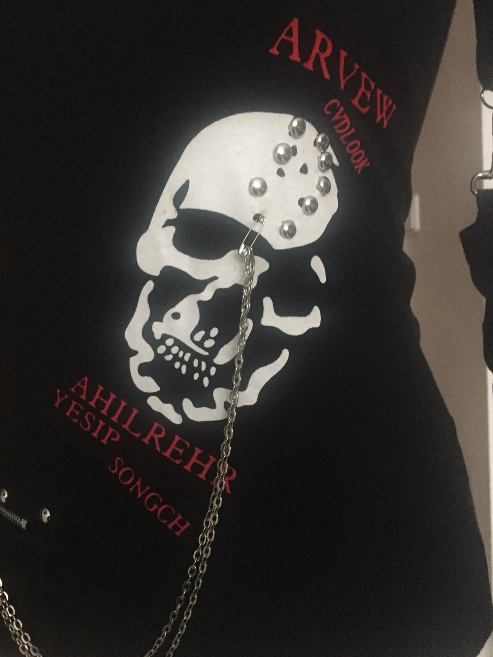 Gothic Shirt mit Karabiner Kette Nieten 
