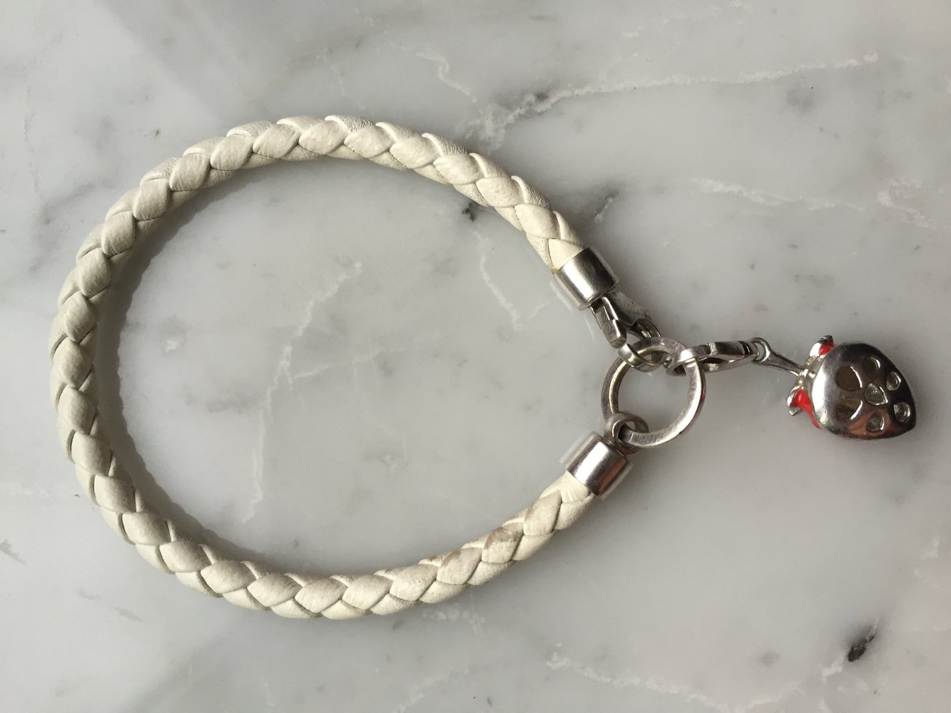 Lederarmband mit Erdbeerenanhänger