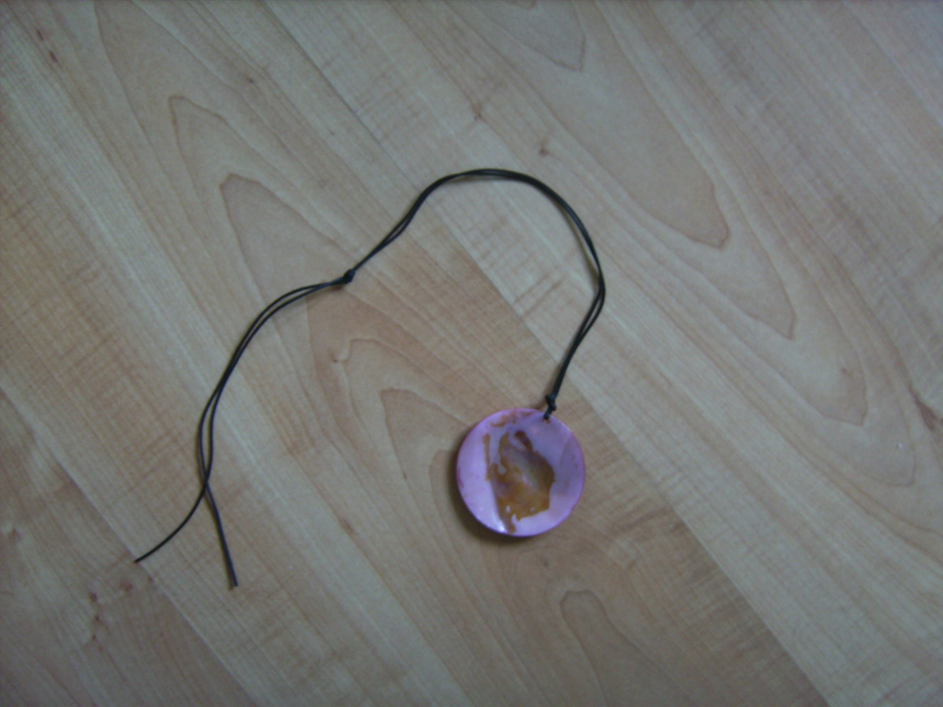 Medaillon Perlmutt Halsband, Knüpfband mit Anhänger. Muschel pink, Glitzer Medaillon Schmuck Beach-Look Statement, Halsschmuck schattiert,Heilstein Lichtbrechend Naturmaterial Einzelstück