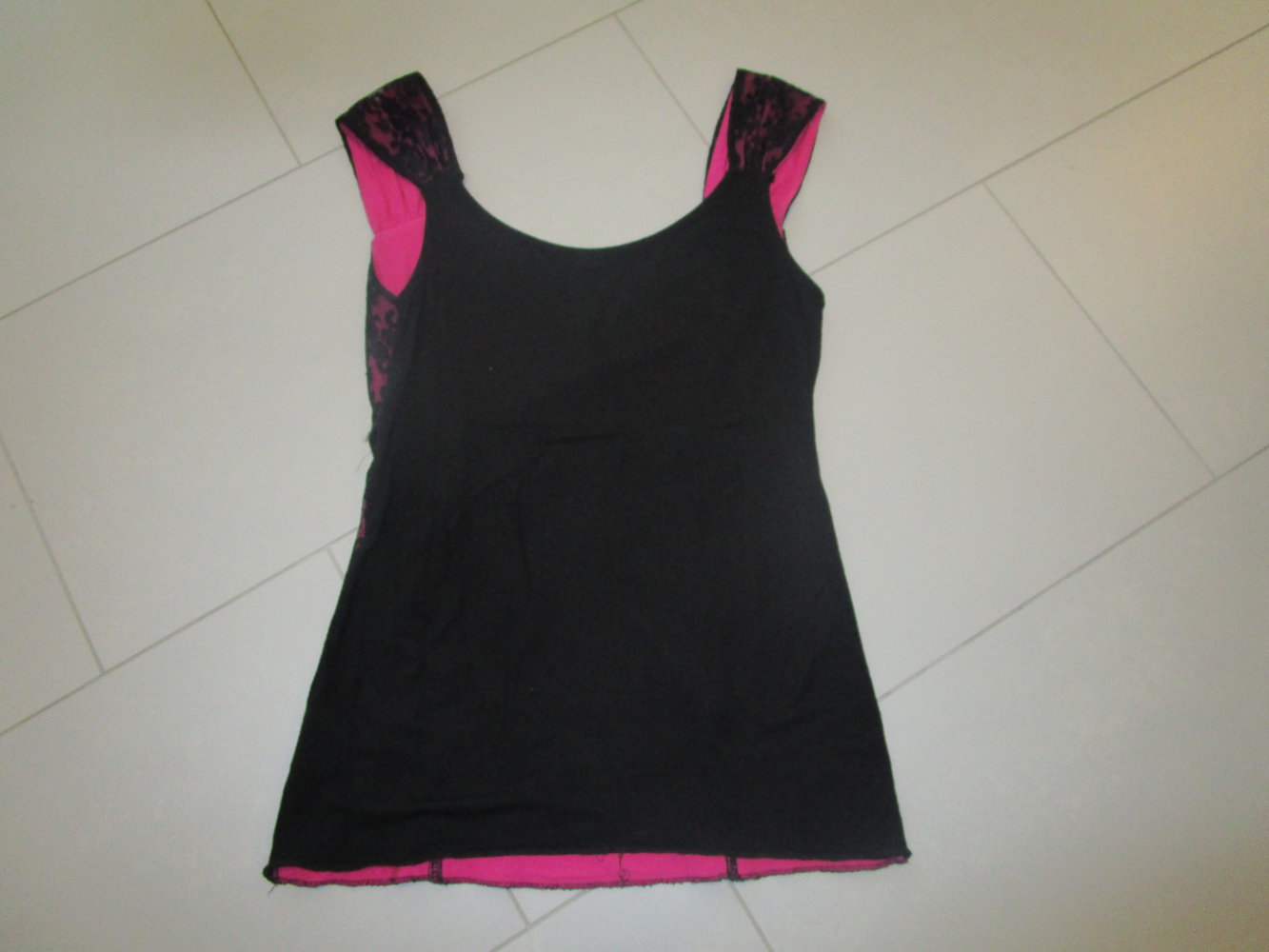 Top schwarz-pink mit Spitze, Größe 32/34