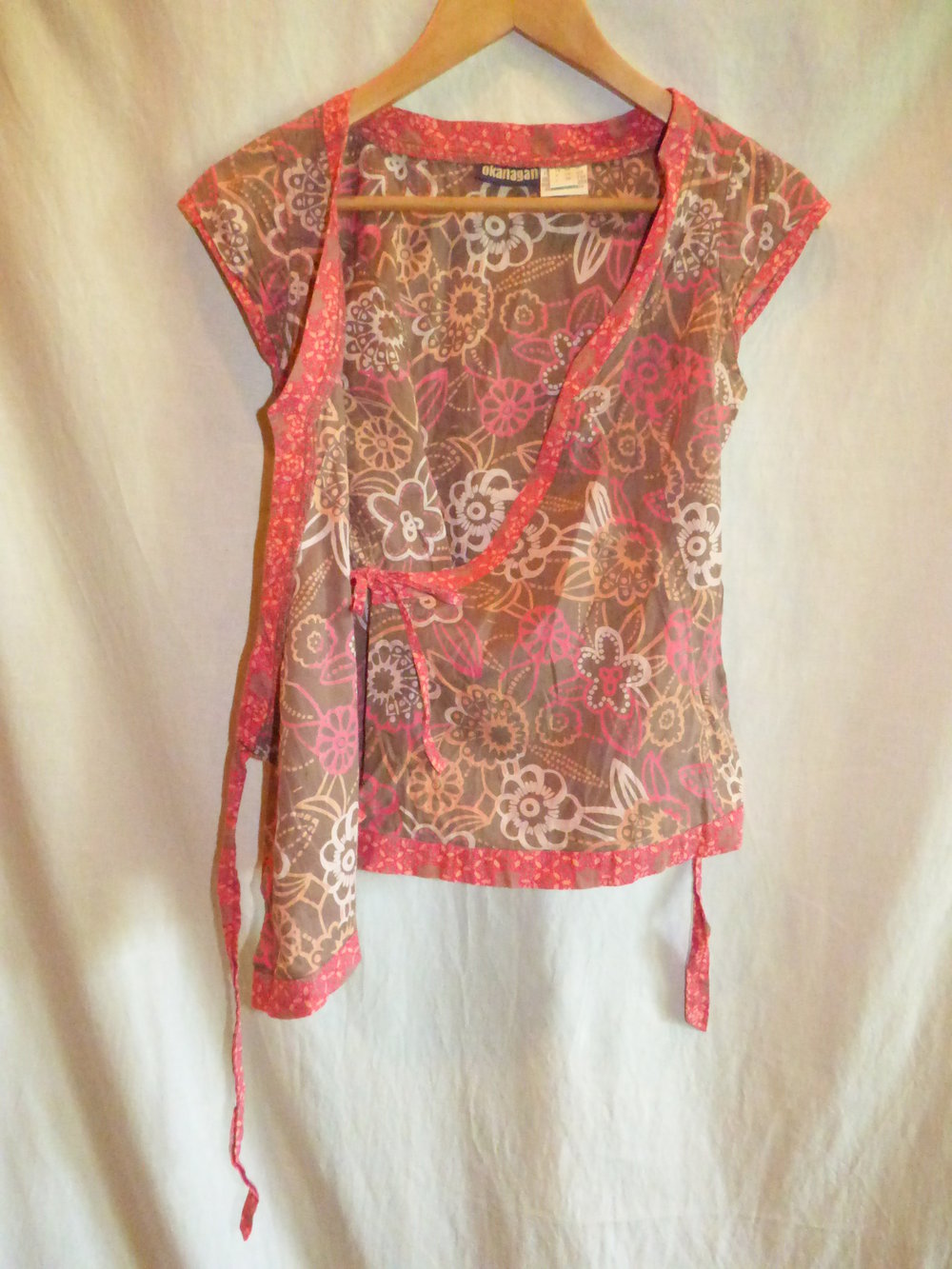 Blumige Wickelbluse