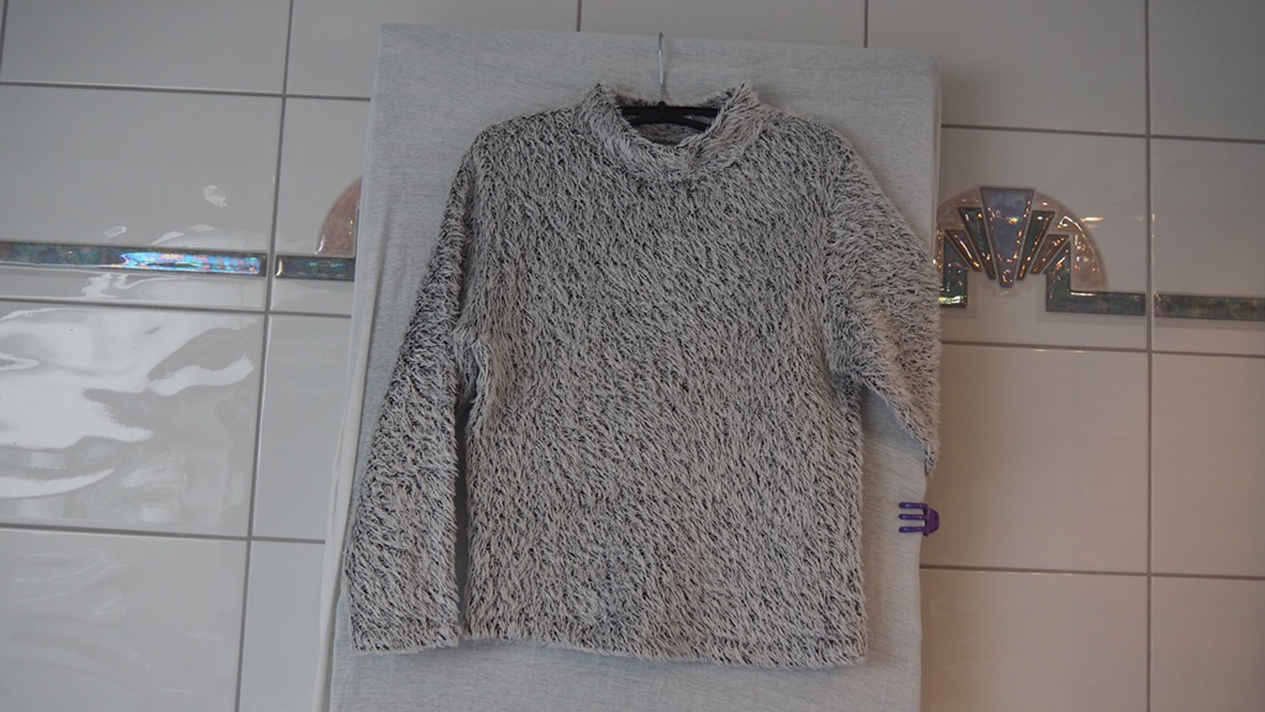 Kuscheliger Pulli in Schwarz-Weiß Größe 152 mit Fransen