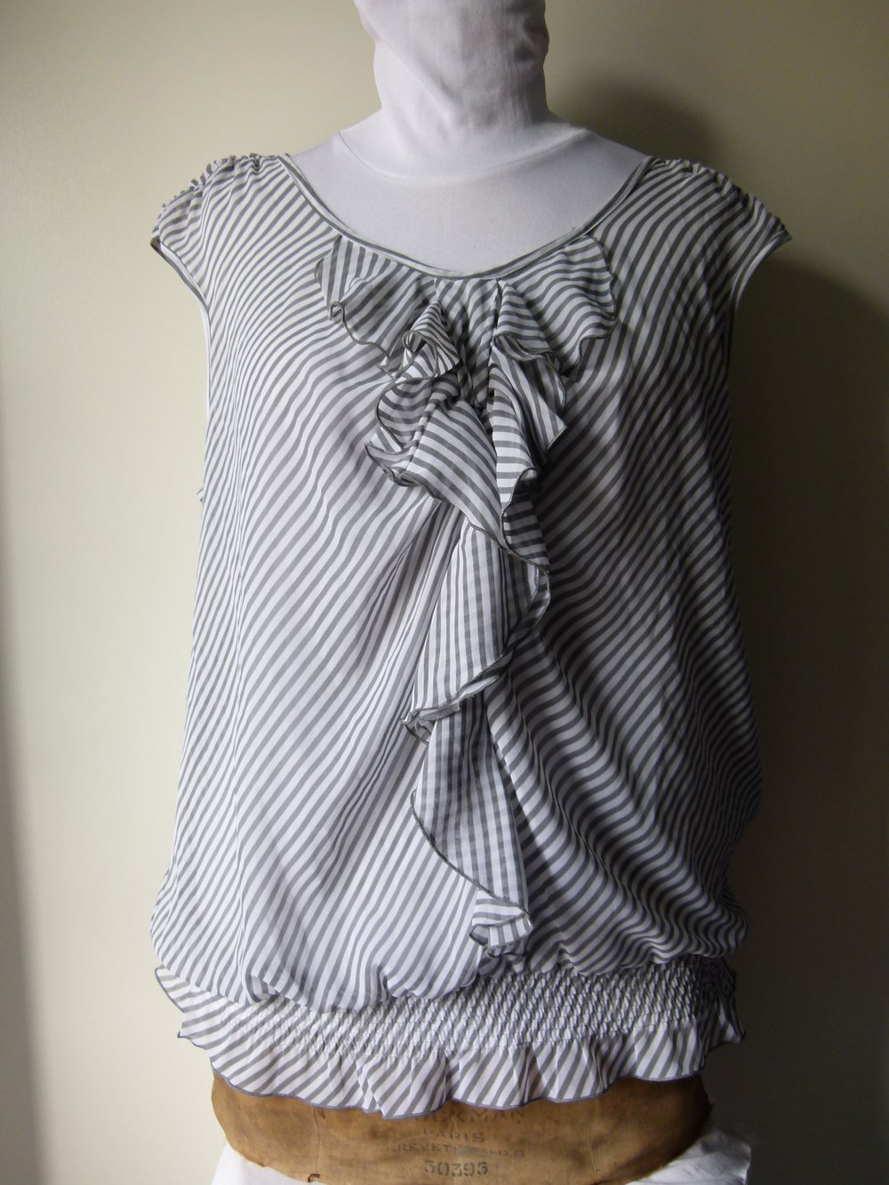 Chiffon Top Bluse, weiß grau gestreift, mit Rüschen, Mori Boho Romantik Lagenlook 