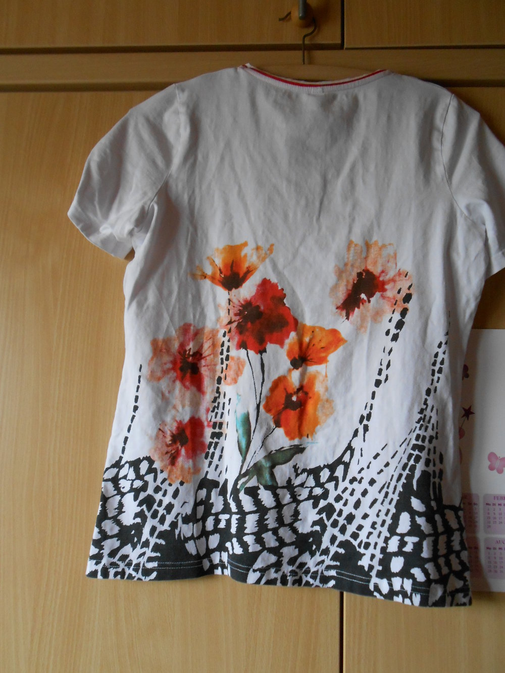 Weißes Tshirt mit Blumenmuster