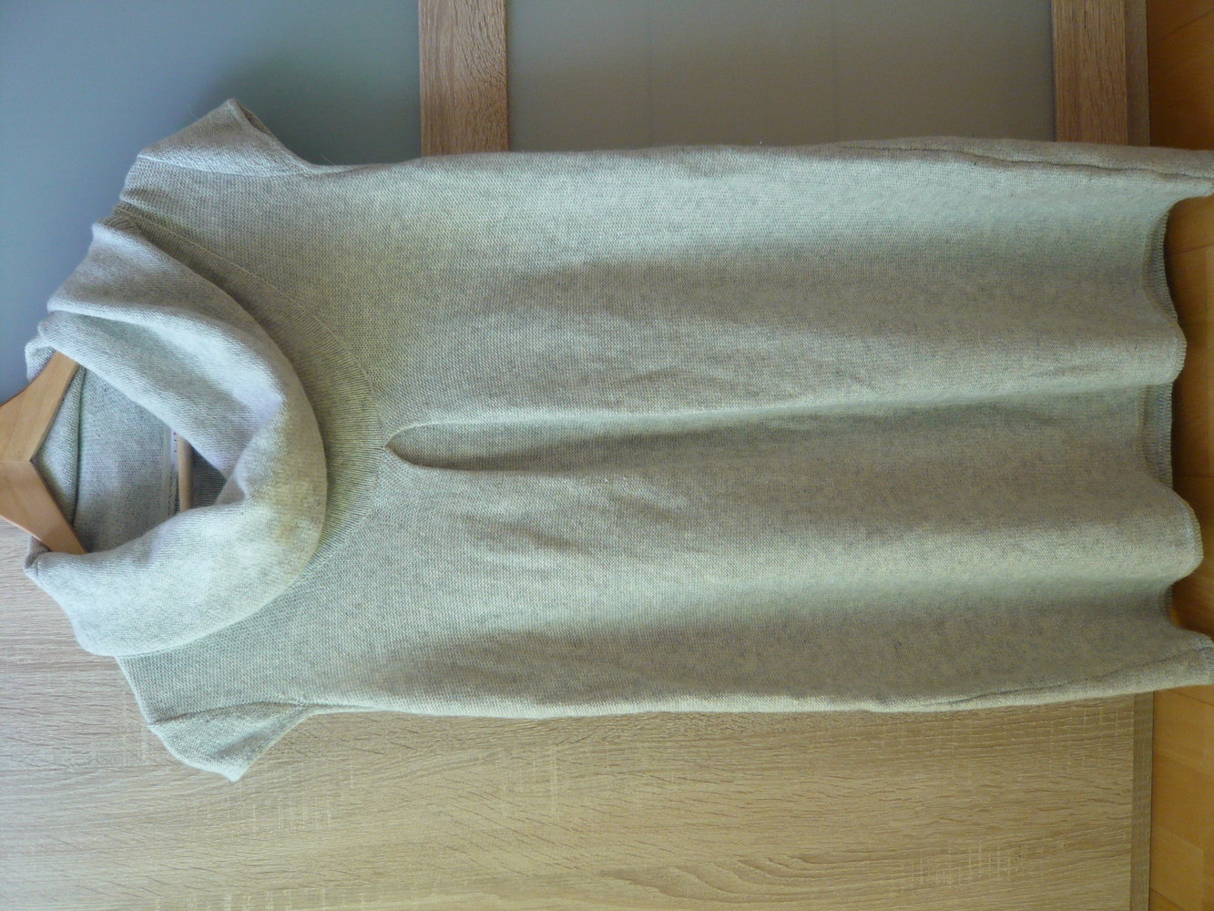 graues Strickkleid