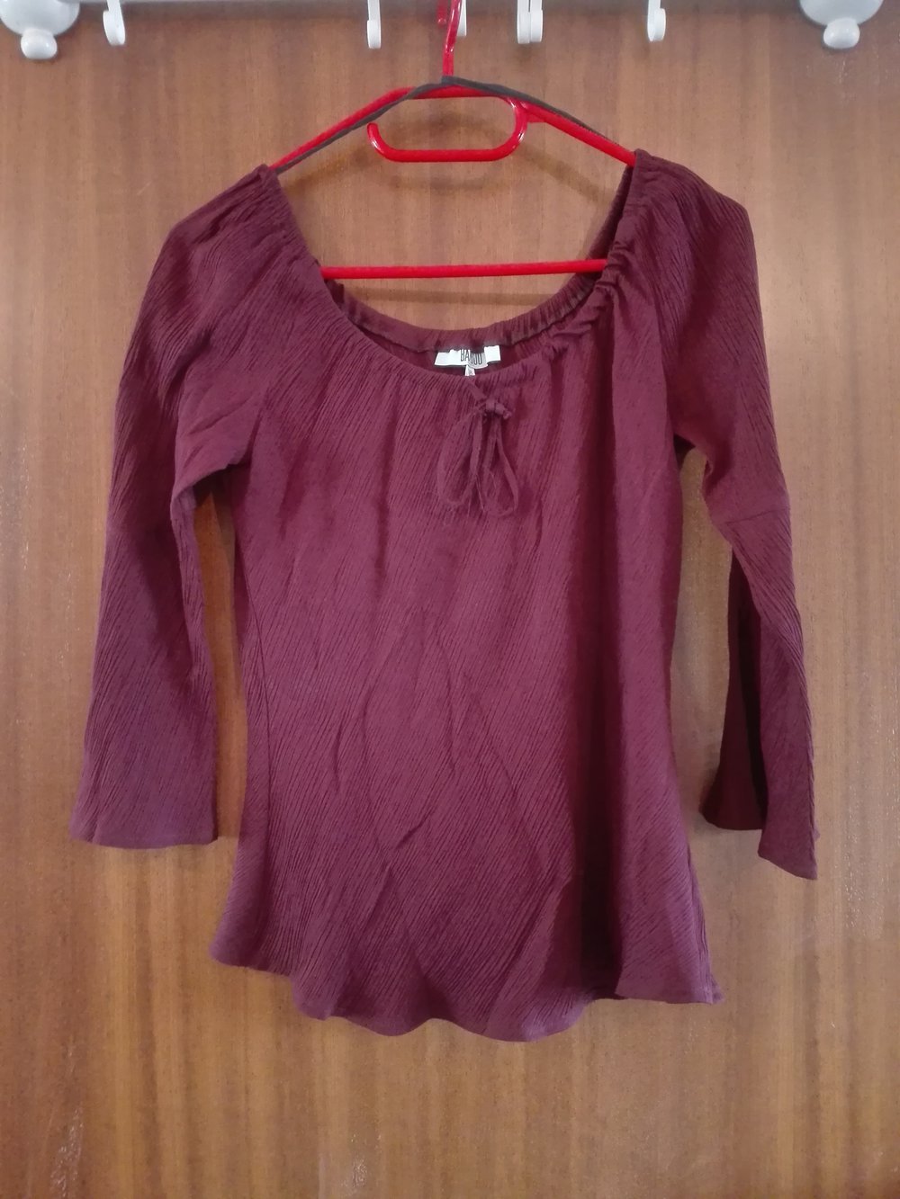 Schöne bordeauxfarbende Bluse
