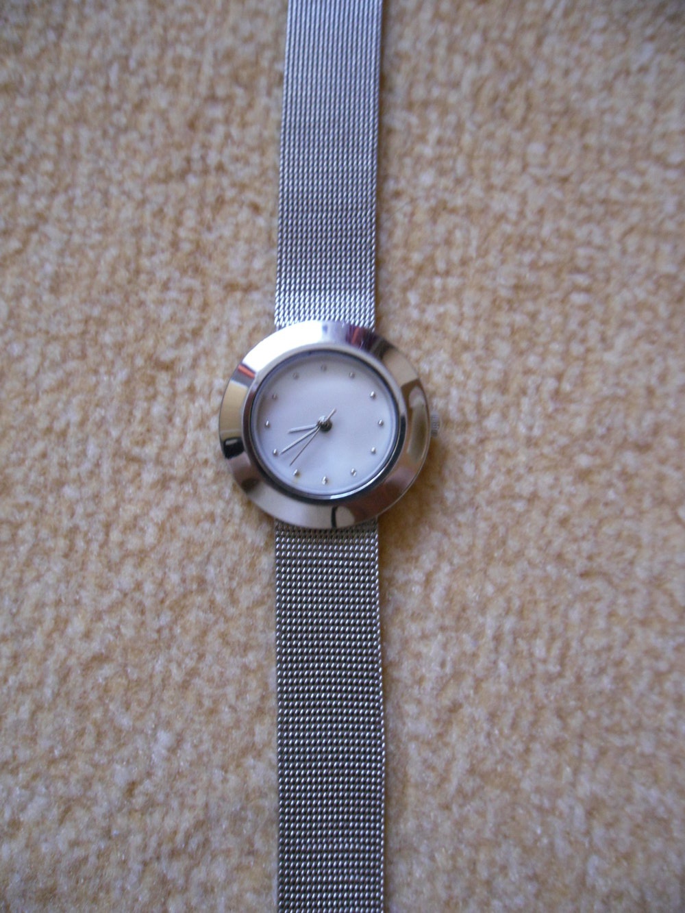 silberfarbene Uhr