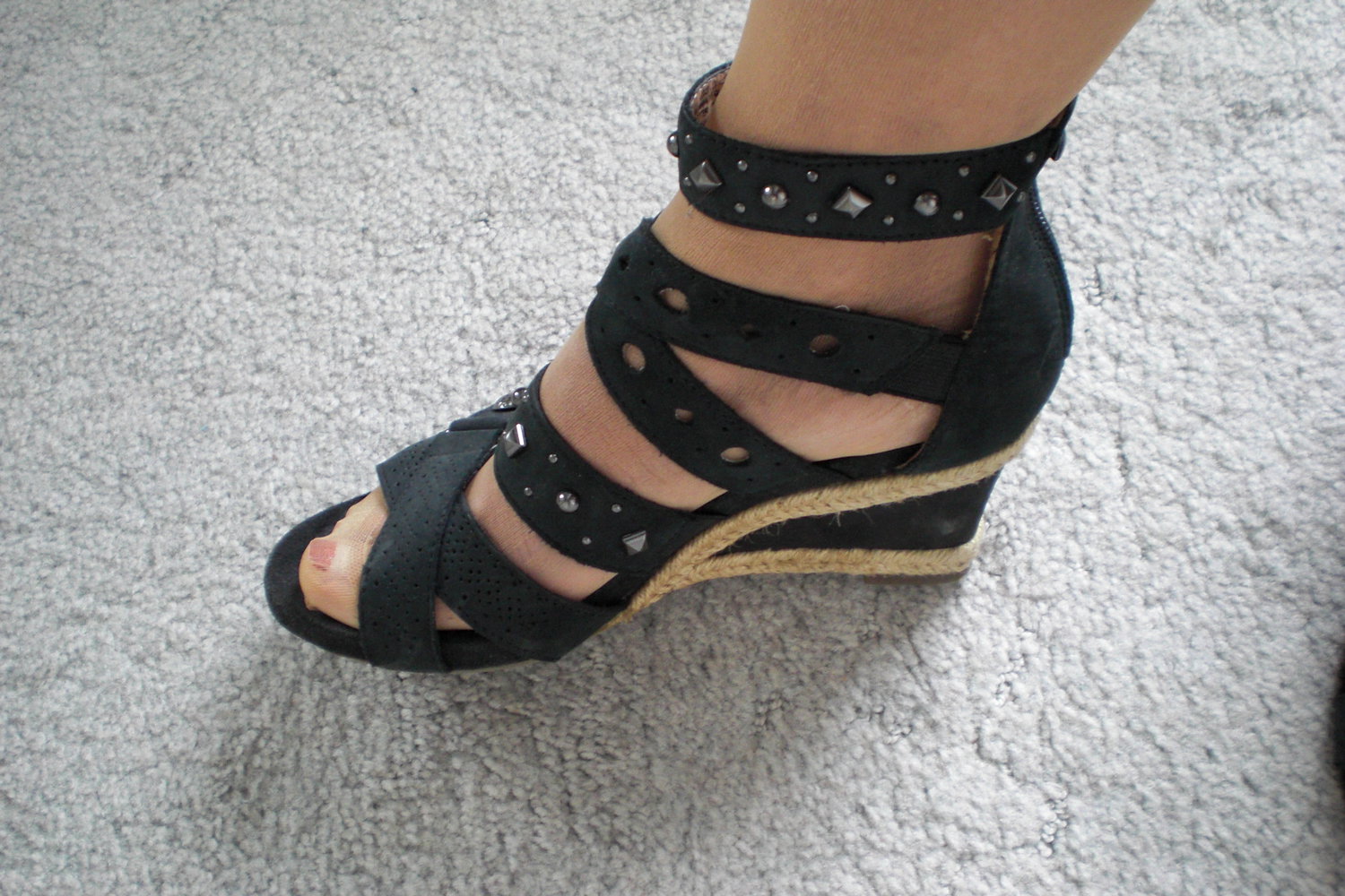 sehr hübsche Schuhe Sandalen mit Keilabsatz Gr. 37
