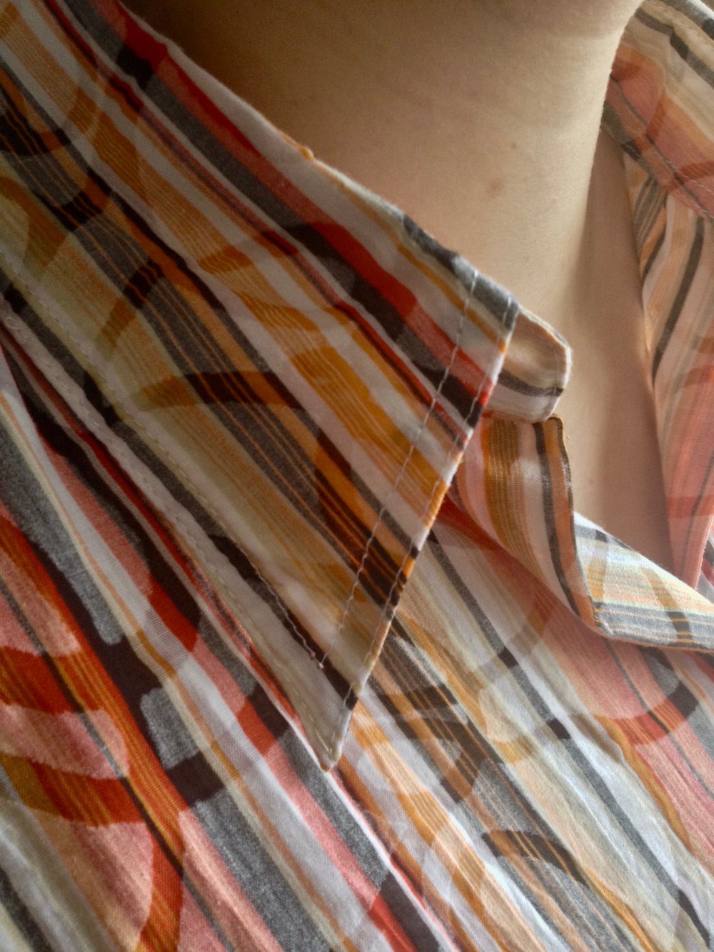 Schöne Bluse mit buntem Muster und langen Ärmeln