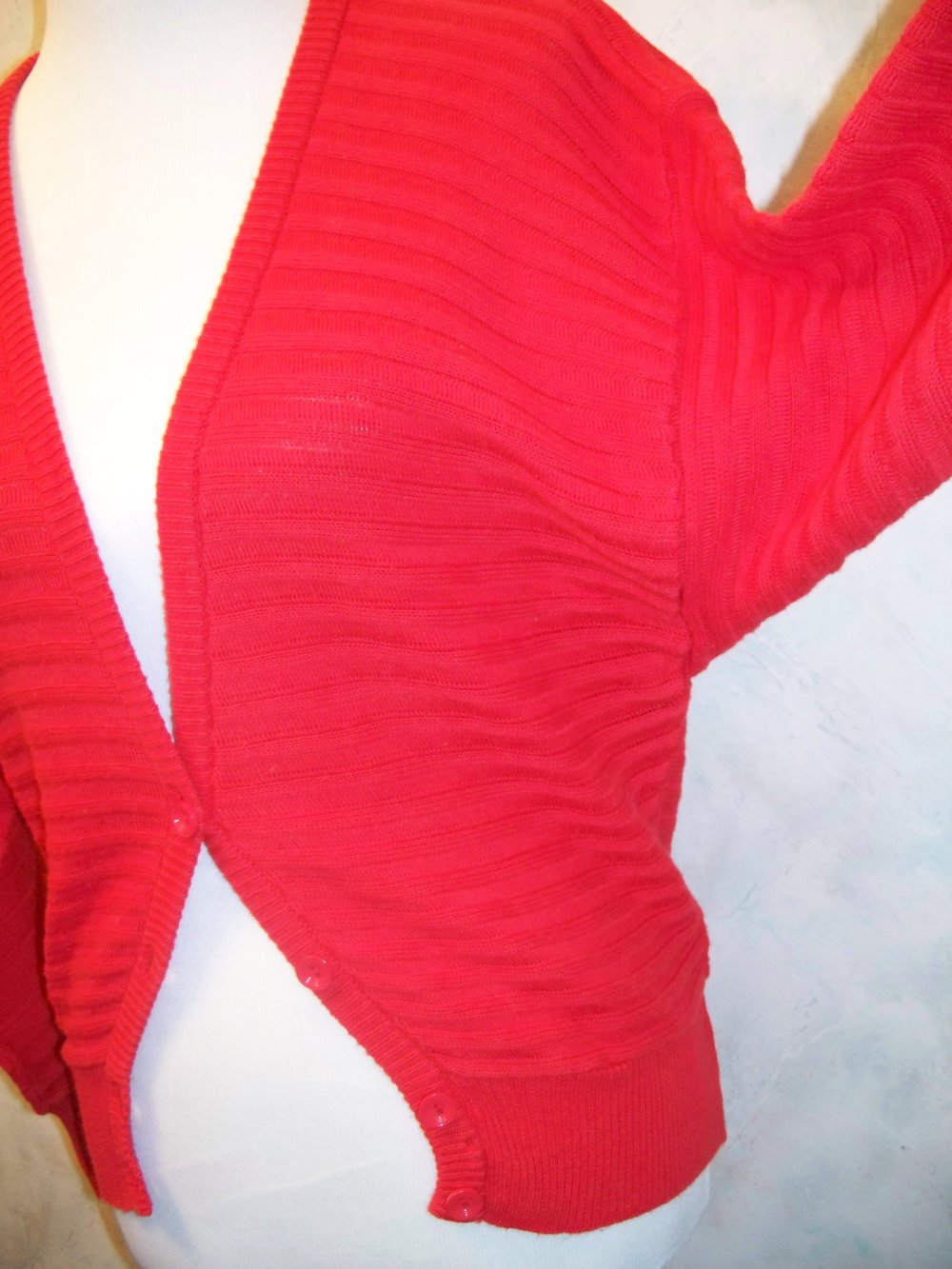 VINTAGE// 80er-Cardigan mit V-Ausschnitt in leuchtendem Rot (oversized)