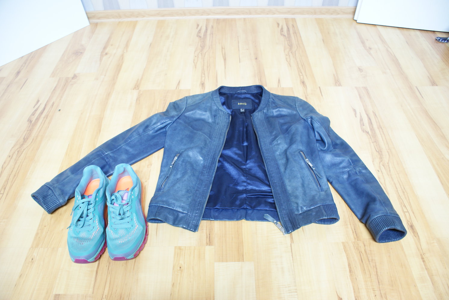 Blaue Lederjacke