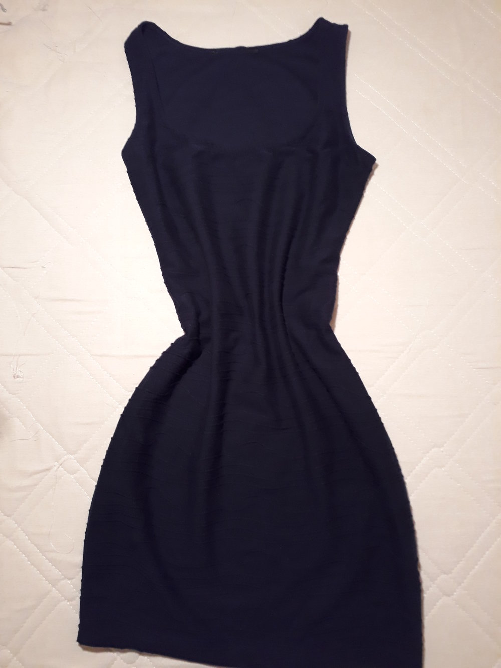Enges blaues Kleid
