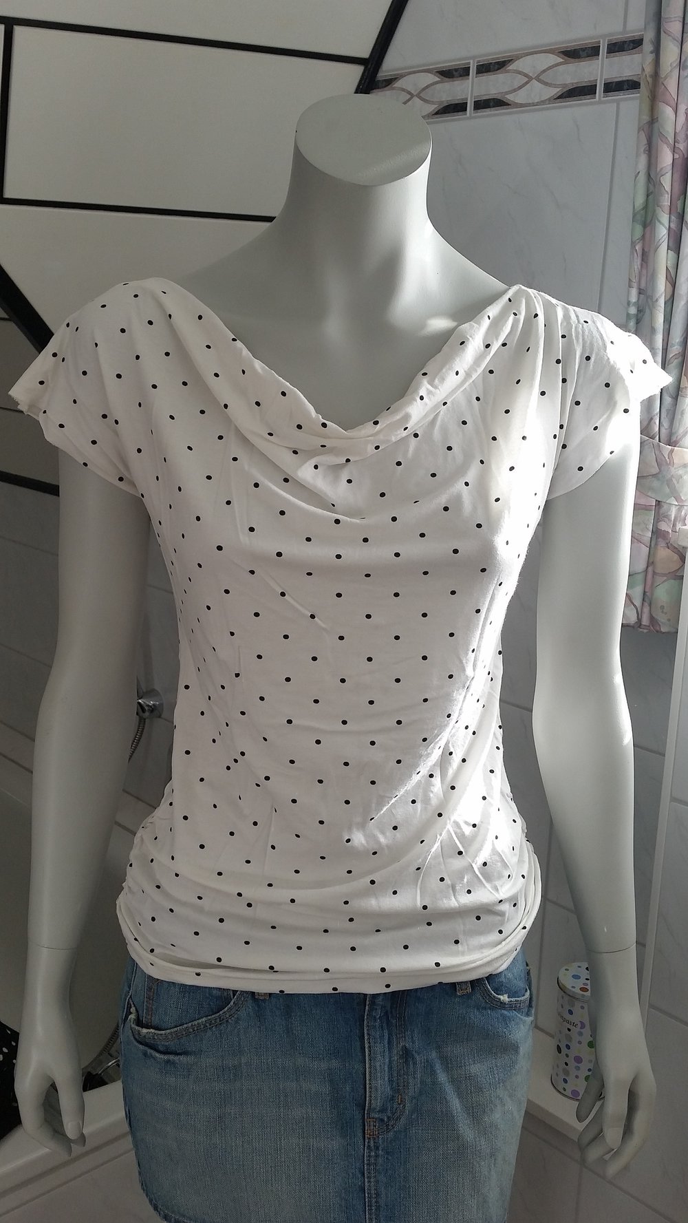 weißes T-Shirt mit Punkten 