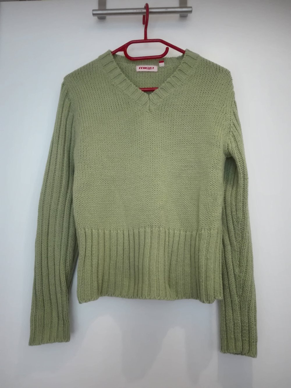 grüner Strickpullover mit V-Ausschnitt