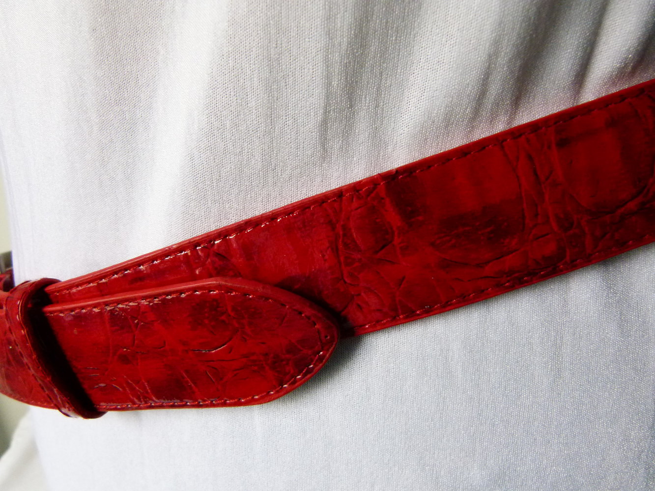 Lack Gürtel, rot schwarz meliert, Prägemuster, mit silberner Schnalle, Boho Mori Retro