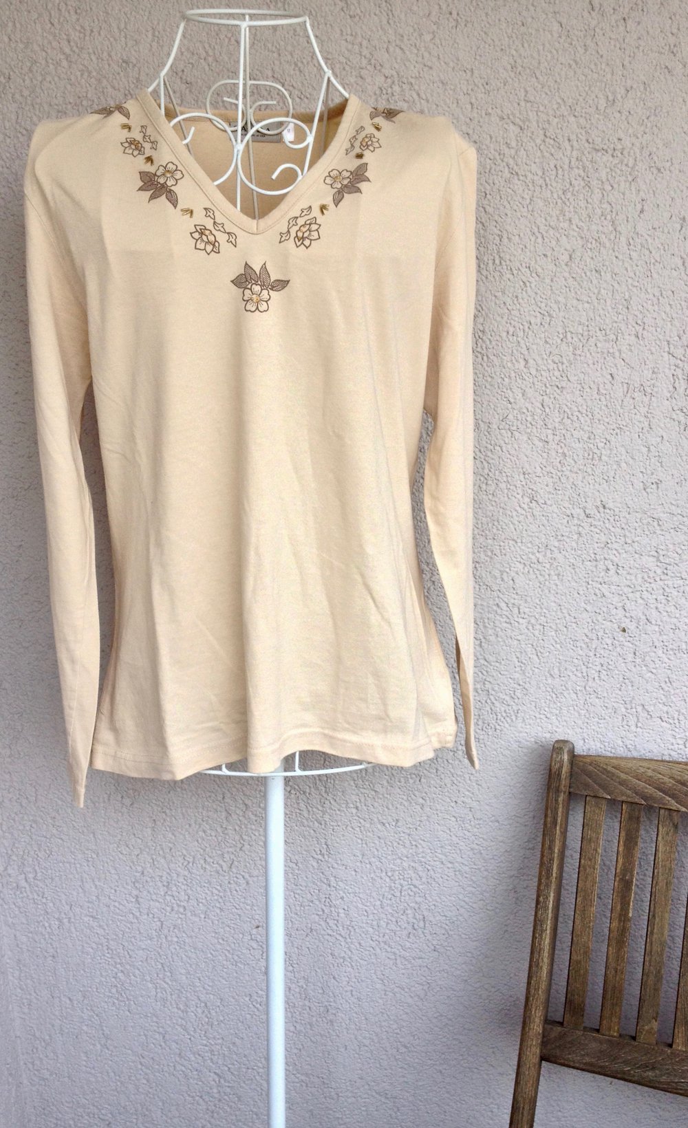 Schönes Shirt mit Blumenaufdruck und Perlen