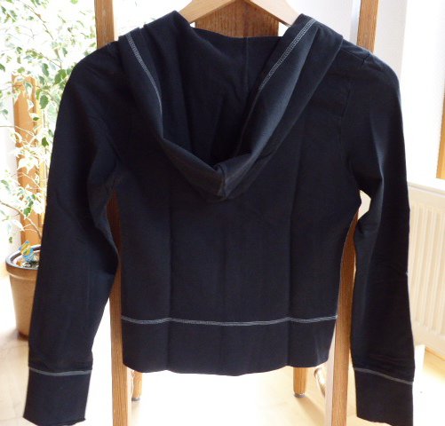 Schwarze Kapuzenjacke, Hoodie mit bunter Applikation