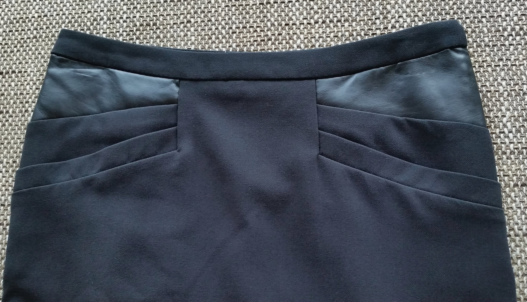 Minirock von VERO MODA mit Kunstleder Applikationen, beides schwarz, gefuttert, Gr. 34