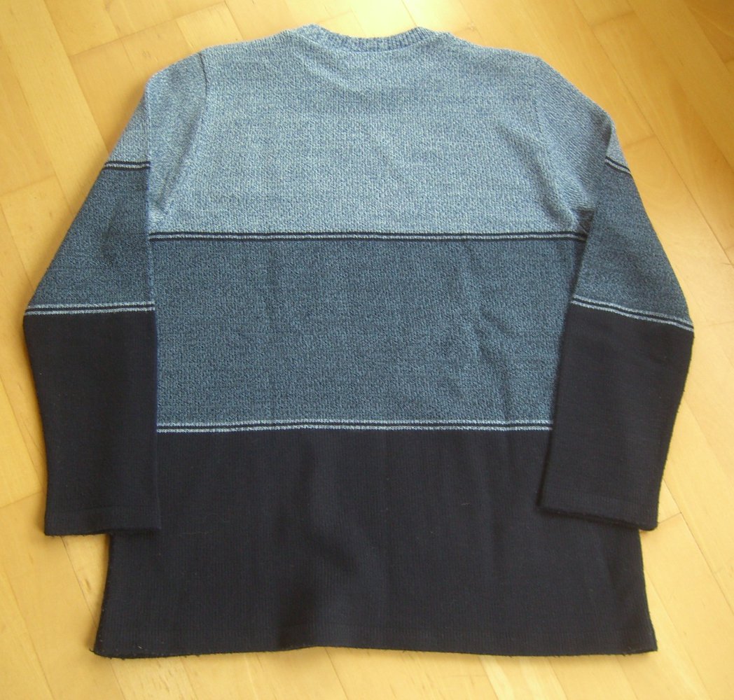 Strickpulli in verschiedenen Blautönen