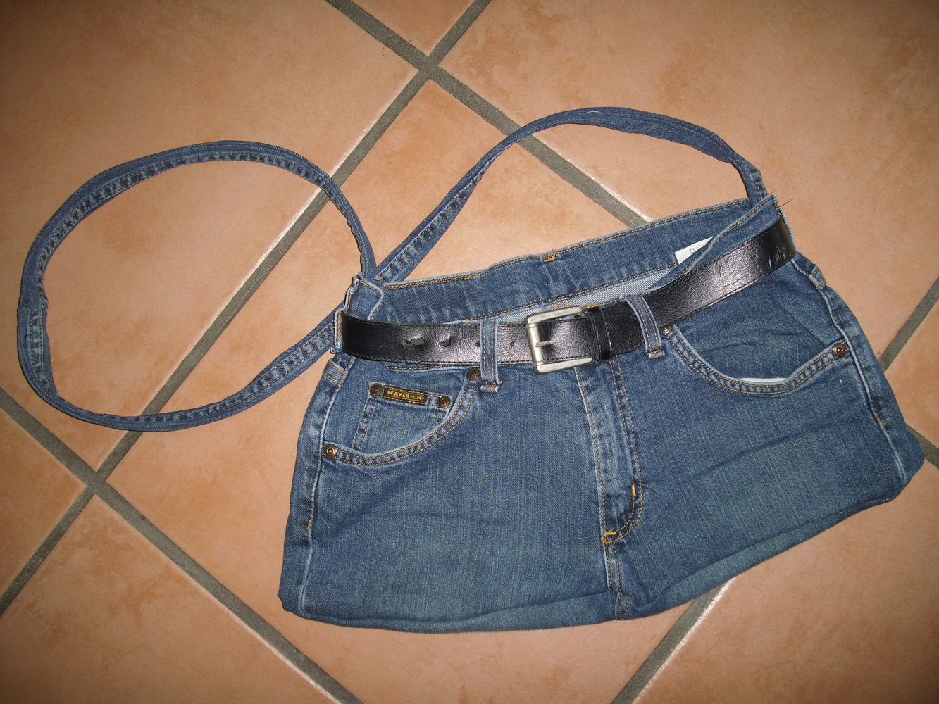 Unikat! Jeanstasche, Beutel mit Gürtel, DIY, Einzelstück Umhängetasche Ledergürtel, Tasche mit Accessoire wandelbar u Creativ