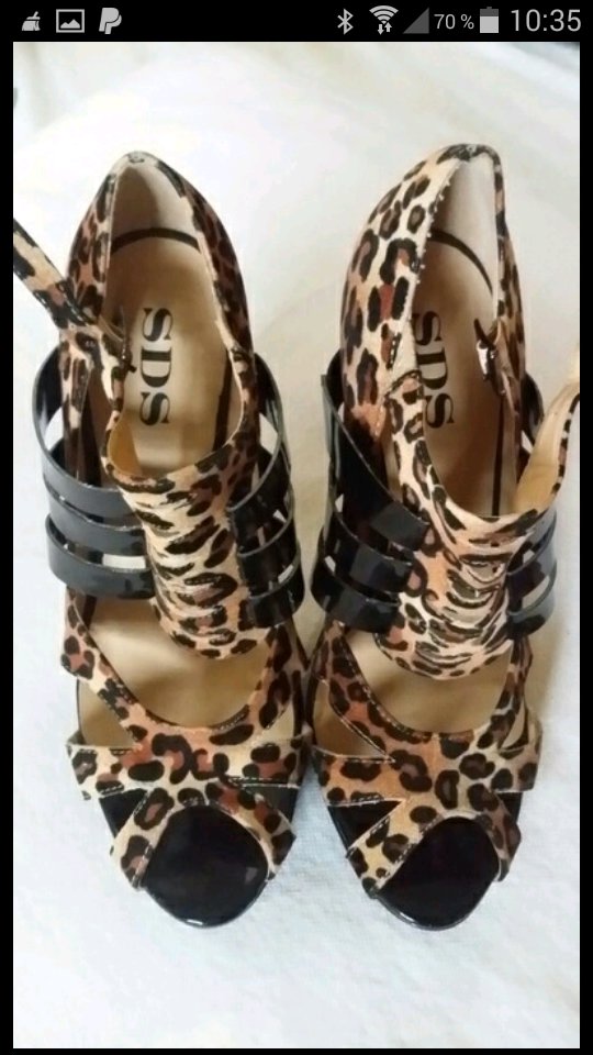 Highheels-Peeptoes in Leoprint und schwarzem Lack