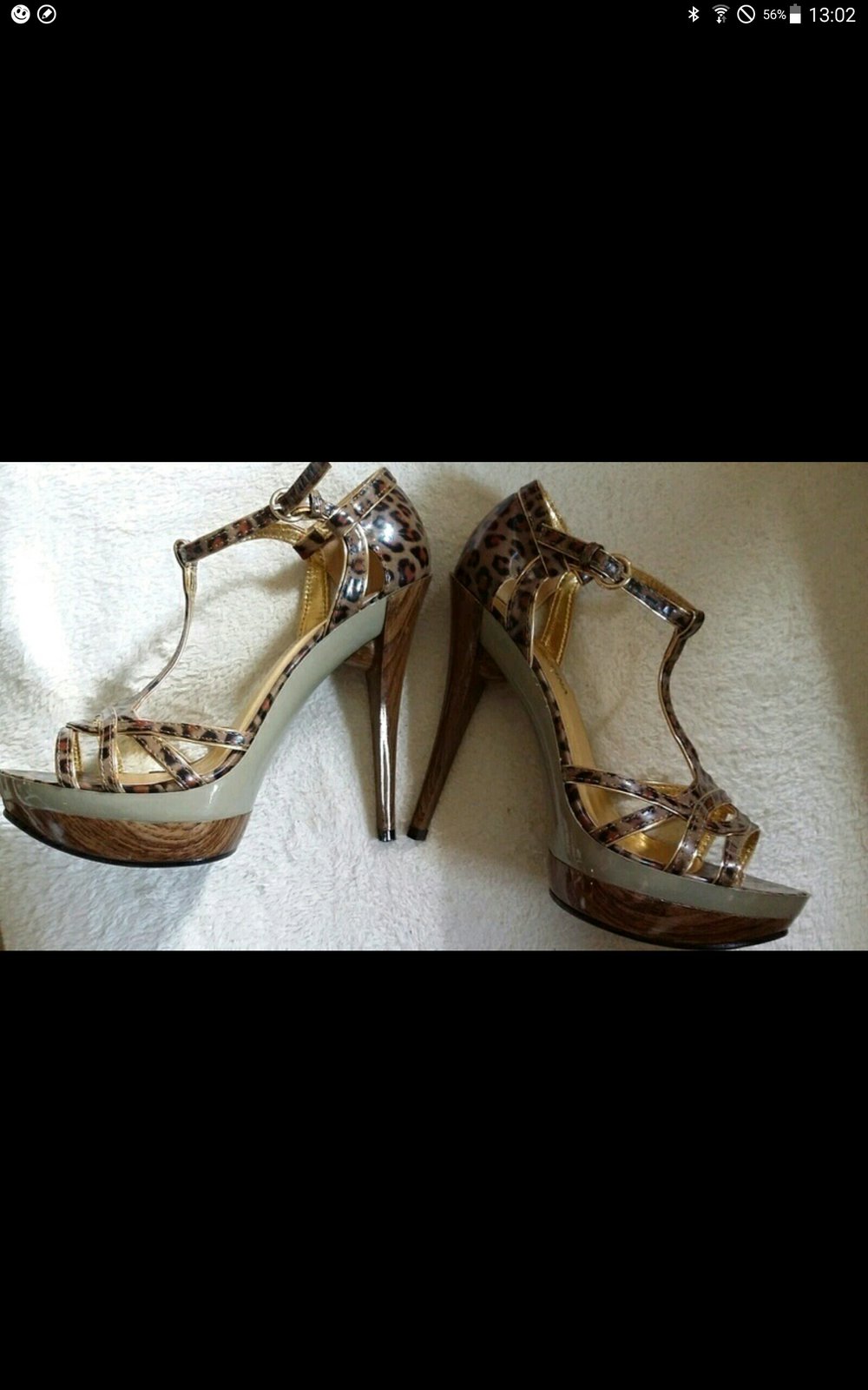 Top stylisch inszenierte Peeptoes Riemchen -Stilettoheels im Leo-Look